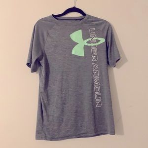 I’M SELLING AN UNDER ARMOUR SPORT SHIRT ITS SIZE IS YXL IT WAS MADE IN MEXICO